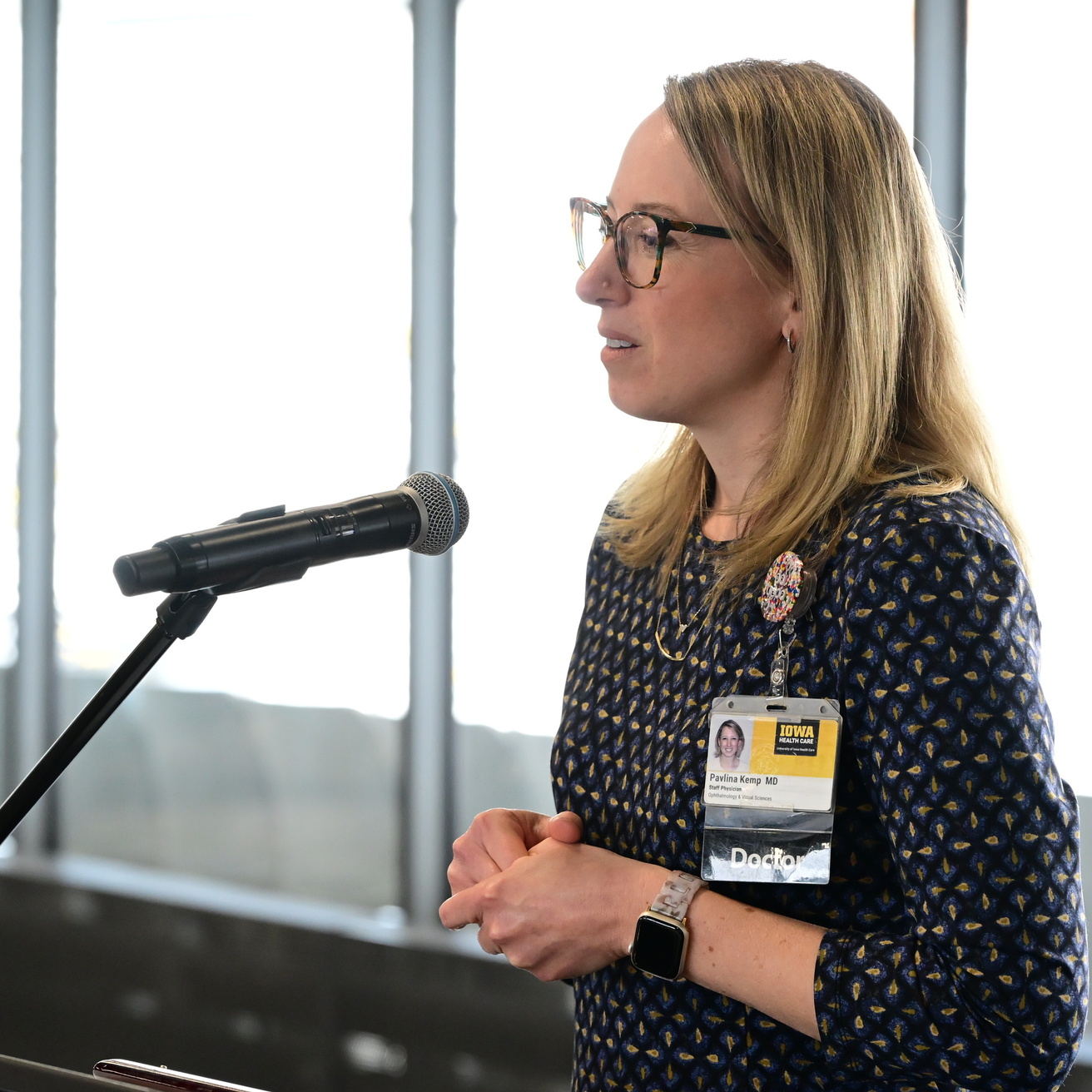 Dr. Kemp addresses the audience after receiving the award.