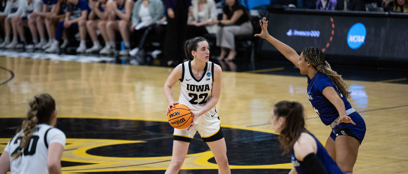 Caitlin Clark at Carver Hawkeye Arena photo