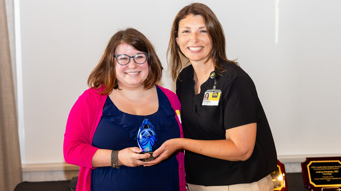 Briana Horwath presents Jody Gingerich (Cardiothoracic Surgery) with her 2025 Program Coordinator Award.