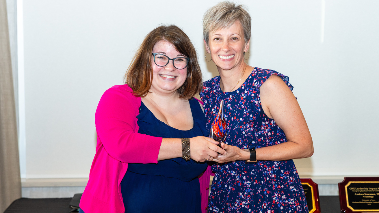 Briana Horwath presents Stacey Sueppel (Internal Medicine) with her 2025 Program Coordinator Award.